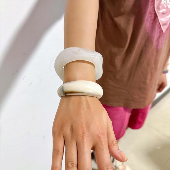 2PCS Chunky Acrylic Bracelets - Large Vintage Square Cuff Bangles for Women - Picture 5 of 8